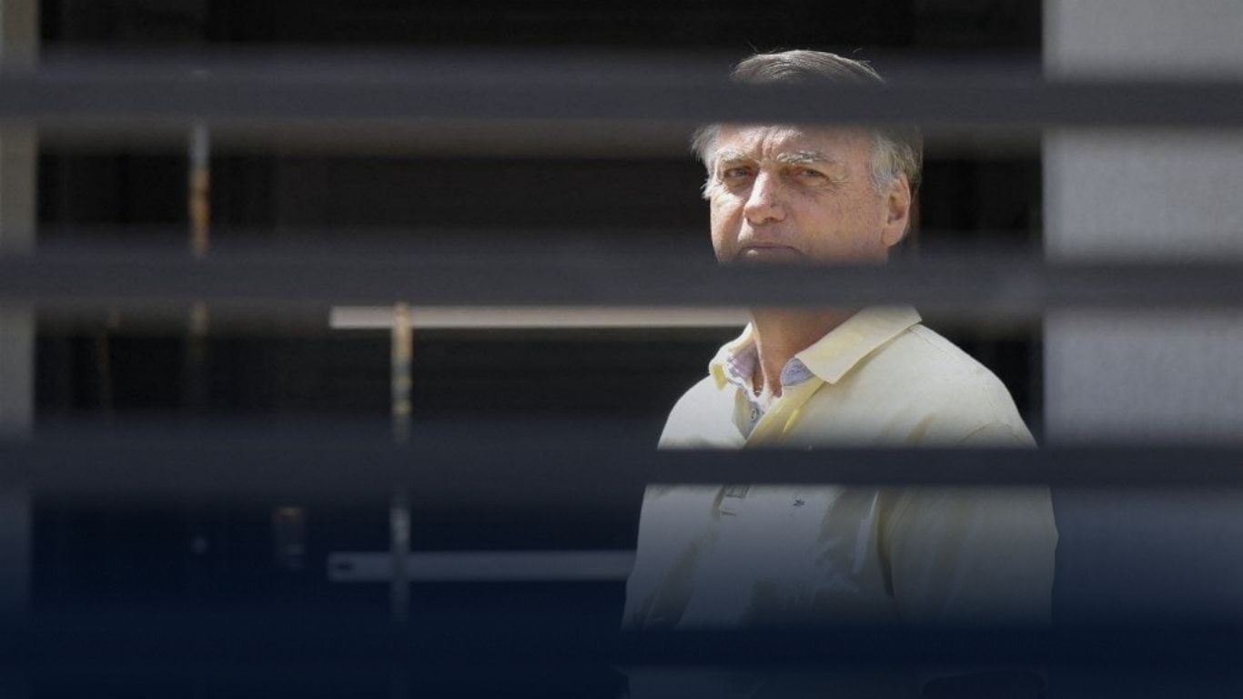 Defesa de Bolsonaro tem terceiro pedido de prisão domiciliar rejeitado por Alexandre de Moraes.